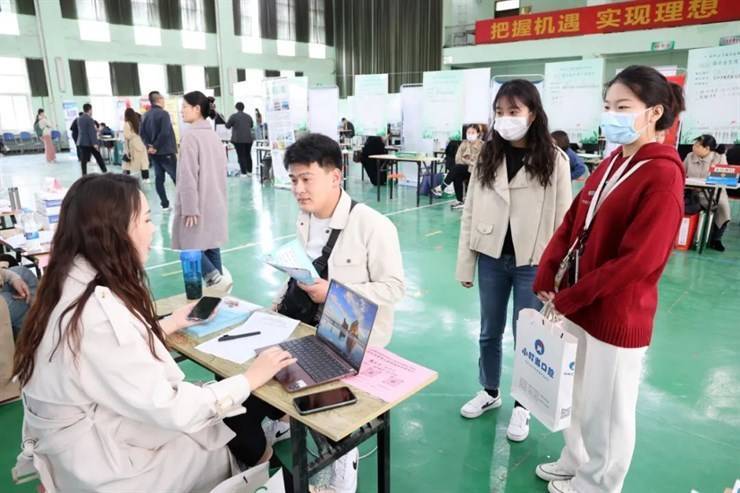 春风送岗·“职”等你来——我校举办2023届毕业生春季双选会